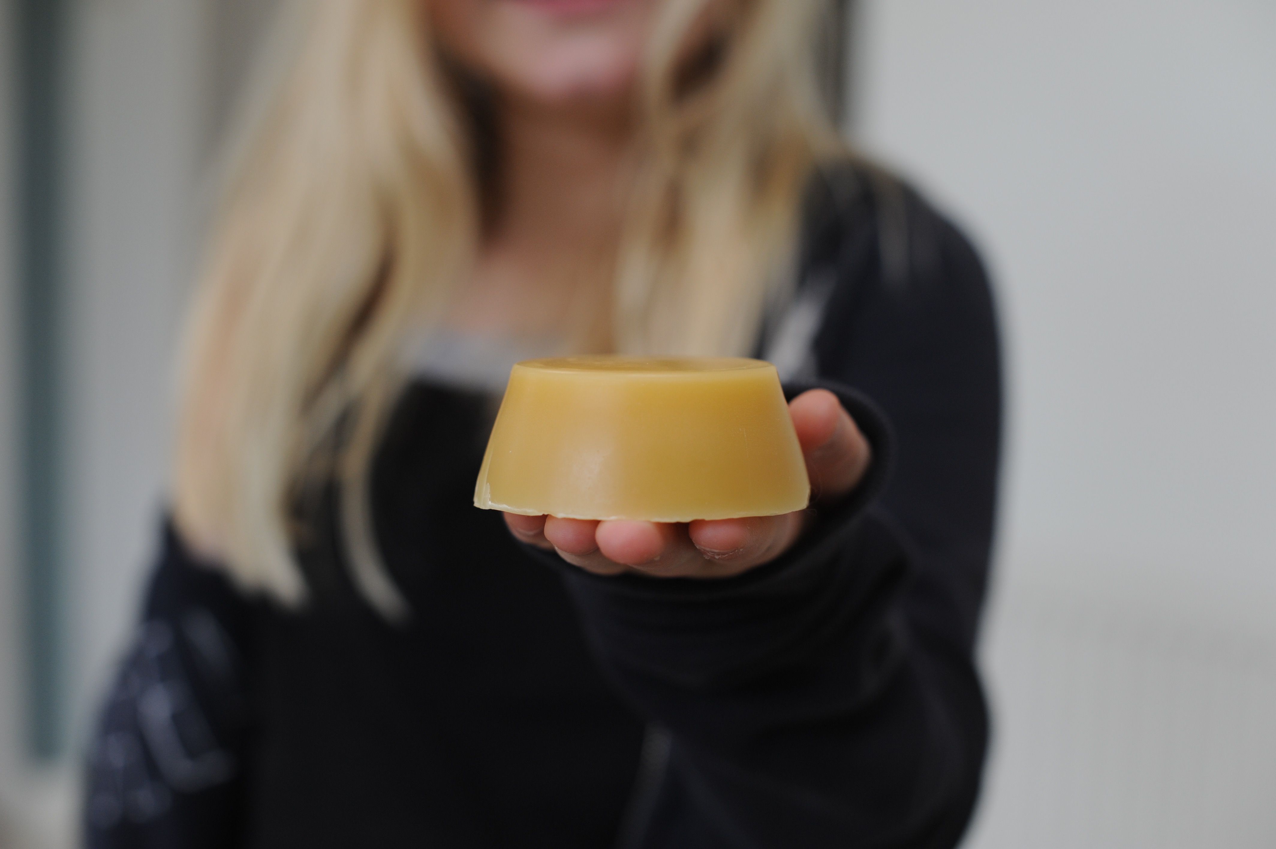 isobel holding wax