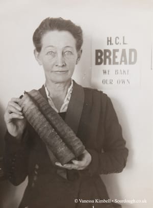 1924 – bread – people – usa 1924 – Woman with bread – USA
